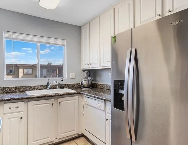 Building Photo - 2-Bed, 1.5-Bath Condo in Convenient El Cajon Location