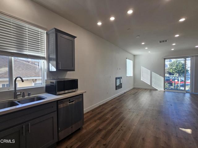 Building Photo - 14550 Burbank Blvd