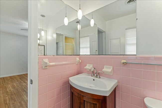 Building Photo - Beautiful 4 bedroom home near FSU - Move I...