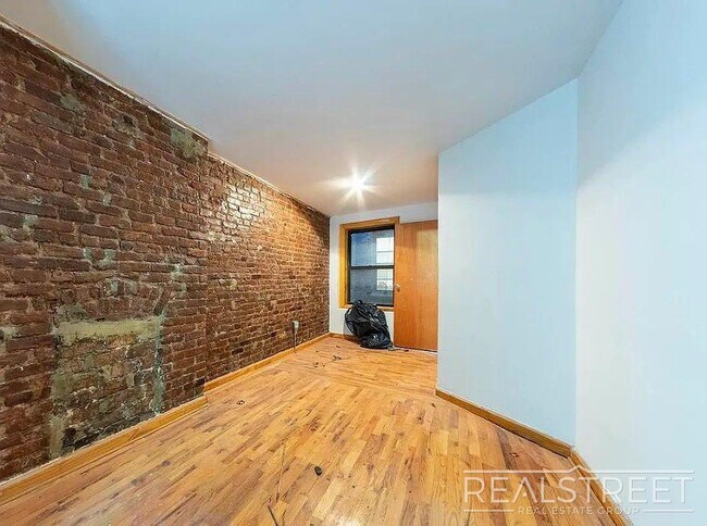 Building Photo - No Fee – 4 Bed / 1.5 Bath with Private Bac...