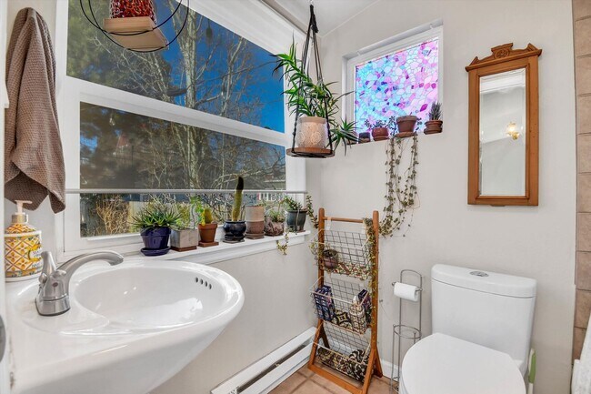 Building Photo - Charming luxury meets timeless character in the heart of West Wash Park - Available NOW!!