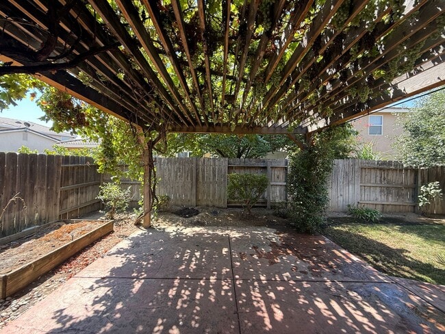 Building Photo - Single-story 3 bedroom, 2 bathroom, plus o...