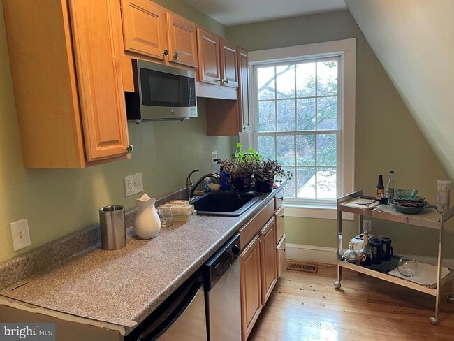 Building Photo - 19 Sunset Dr