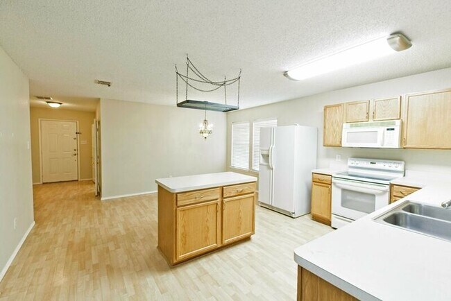 Building Photo - 1118 Water Oak Way