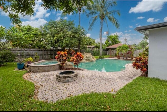 Building Photo - 603 SE 7th Ave