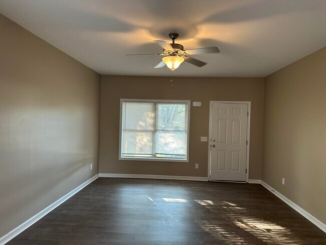 Building Photo - 3933 Pine Ridge Way