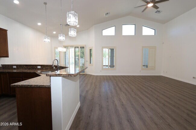 Building Photo - 852 E Rawhide Ct