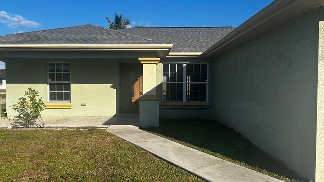Building Photo - Charming Single-Family Home for Rent in Lehigh Acres