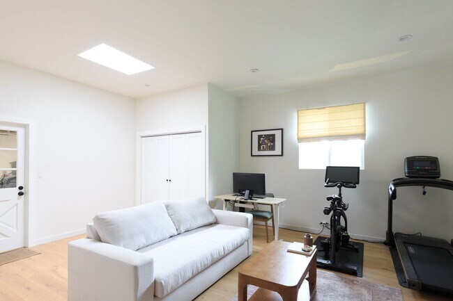 Building Photo - Beautiful Tarzana Rental!