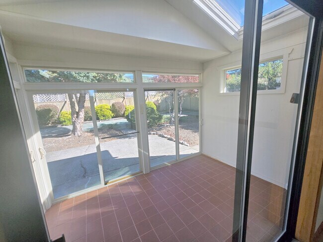 Building Photo - 164 N Harbor St