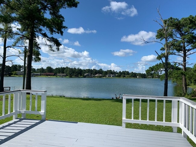 Building Photo - Beautiful Home on Lake Clermont