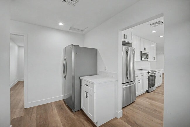 Building Photo - 6 Bed/ 3 Bath with Pool