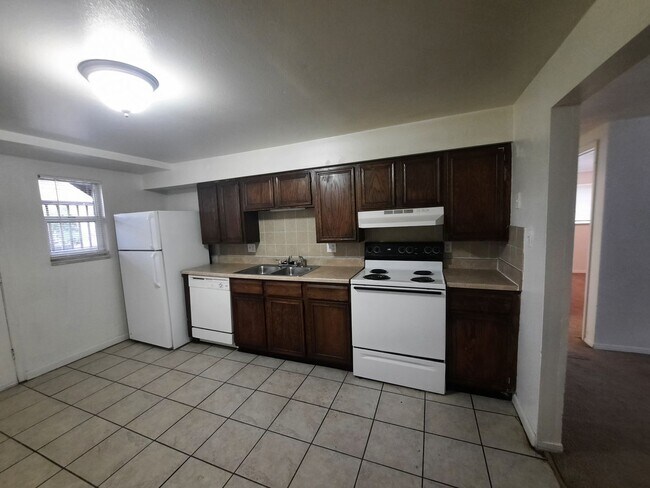 Building Photo - Now Leasing: Updated 2BR in Golden 4-Plex ...