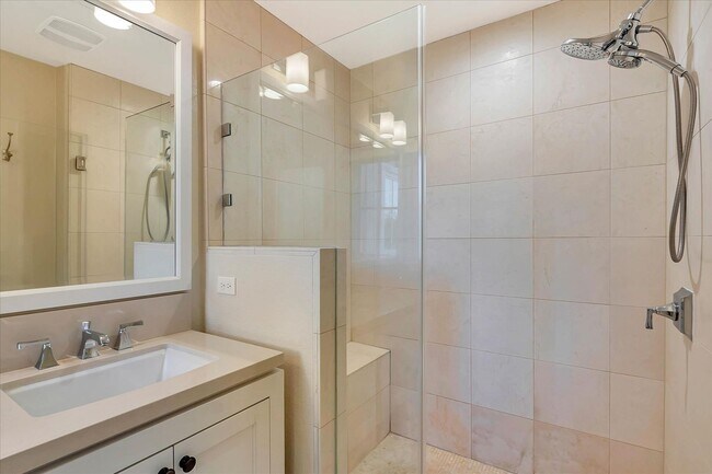 Building Photo - Beautiful Tri-Level 4 bedroom, 3.5 Bathroom, 2,150 SqFt Home in Downtown Campbell!