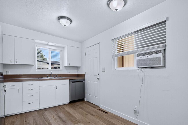 Building Photo - 2bd, 1b Cozy Home awaits in Boise Bench!
