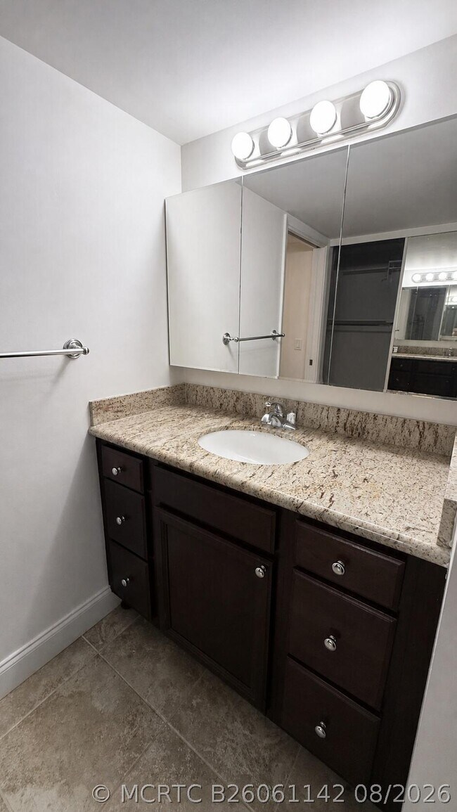 Building Photo - 6025 Balboa Cir