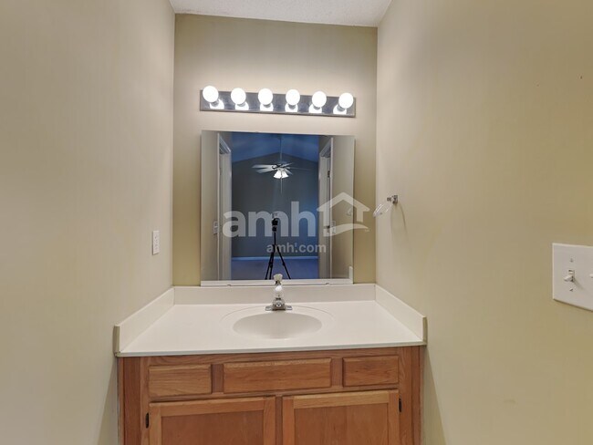 Building Photo - 219 Ashridge Way