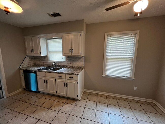 Building Photo - Cozy and Affordable!!