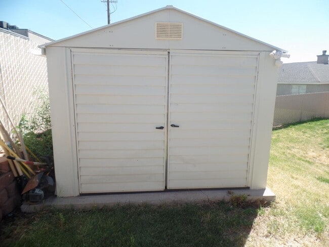 Building Photo - 3 bed - 2 bath Single Story Pet Friendly -...