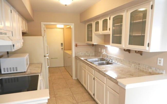 Building Photo - 4150 Monroe Dr