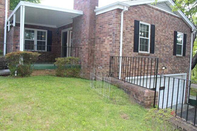 Building Photo - 611 E Mountcastle Dr