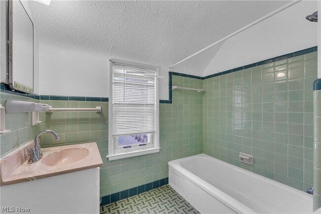 Building Photo - 19518 Shakerwood Rd