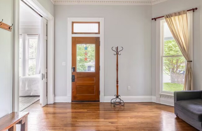 Building Photo - Beautiful Furnished 3 Bedroom Shelby Ave Home in East Nashville
