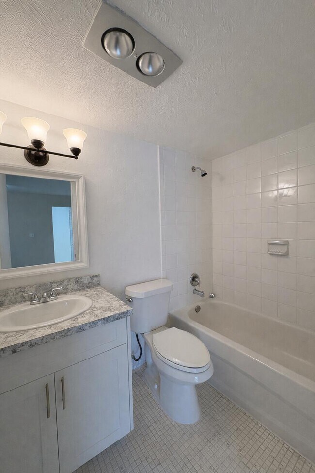 Building Photo - 700 Village Green Ct