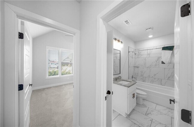 Building Photo - 1140 Hope St