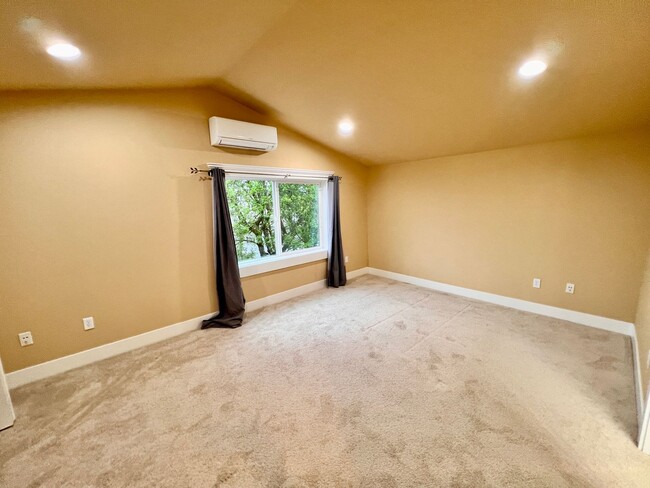 Building Photo - Spacious Greenwood townhouse - Available now!