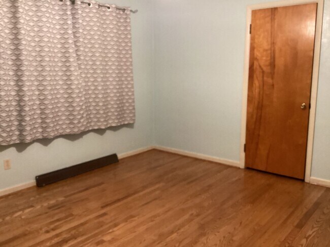 Building Photo - Roomy Updated Home in Established Neighbor...