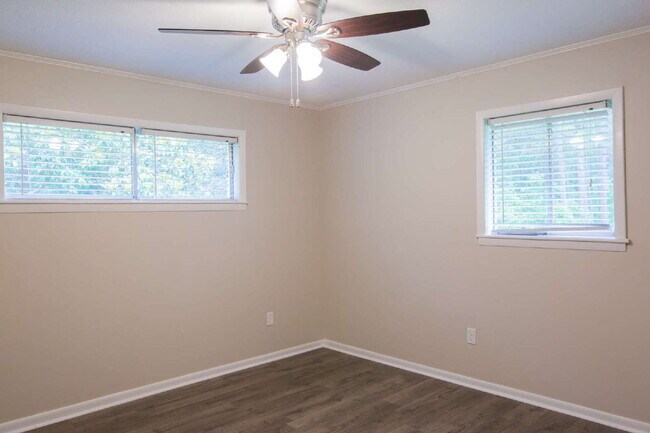 Building Photo - Charming Remodeled 3-Bed/1-Bath Home on 1 Acre — Ideal for Grad Students, Pros, or Game-Day Retre...