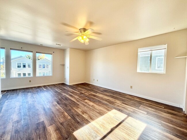 Building Photo - 4 Bedroom Townhome in Hawks Ridge