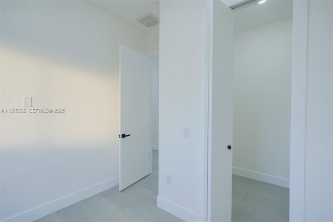 Building Photo - 5 SW 26th Pl