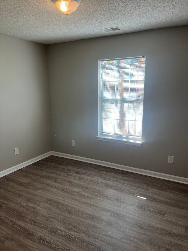 Building Photo - Available now. FULLY RENOVATED 3BR 2BA Hou...