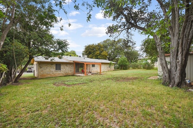 Building Photo - Charming 2-Bed Retreat Near Landa Park & t...