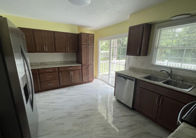 Building Photo - 2530 Country Club Rd