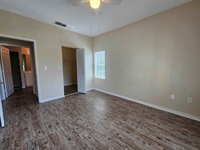 Building Photo - 605 Fairway Dr