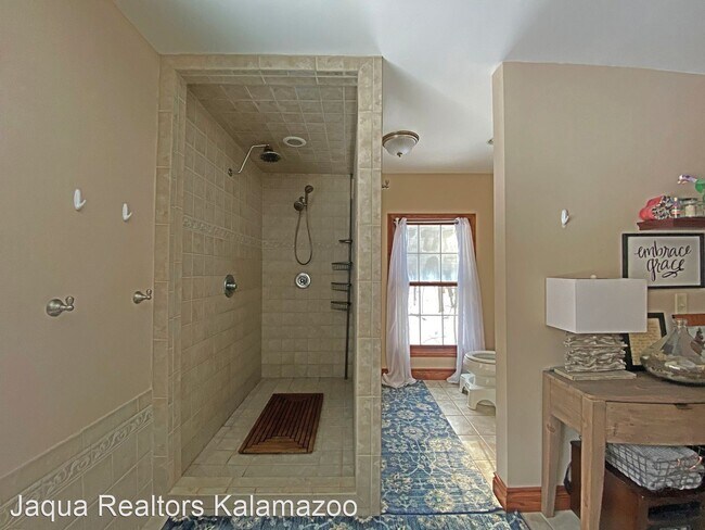 Building Photo - 4 br, 3.5 bath House - 7270 Owen Drive