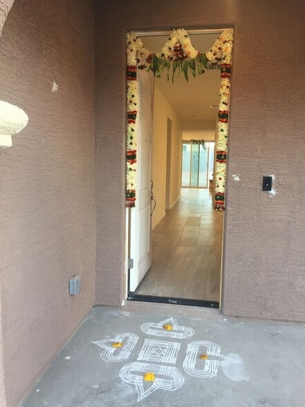 Building Photo - 5404 W Desert Hollow Dr