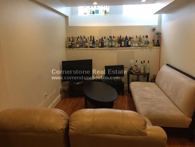 Building Photo - 9/1 No Fee! Spacious top floor true 3BR near Clev Circle!