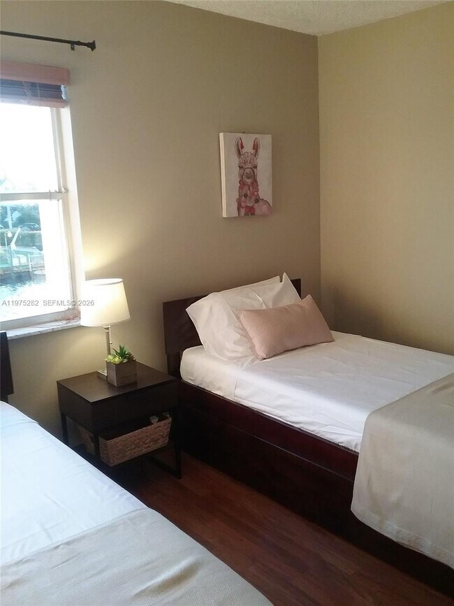 Building Photo - 401 Golden Isles Dr