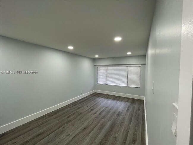 Building Photo - 4725 SW 62nd Ave