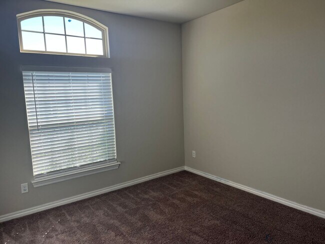 Building Photo - 4  bed 2 bath 2 car in Mustang Schools