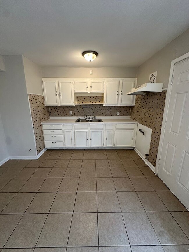 Building Photo - 4 Bed 1 Bath