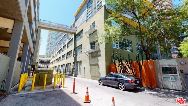 Building Photo - 1130 Flower St