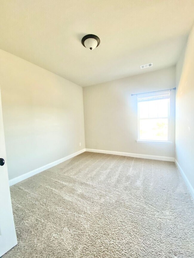 Building Photo - $1000 OFF 1st month rent!!!!Guyton Beauty!...