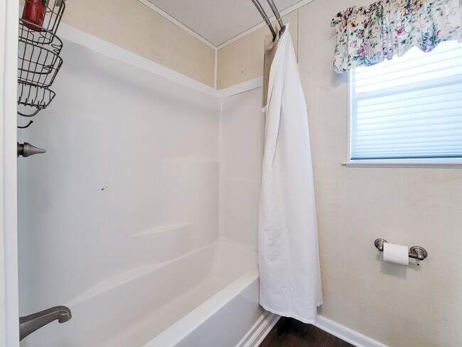 Building Photo - Extremely well maintained home. The second...