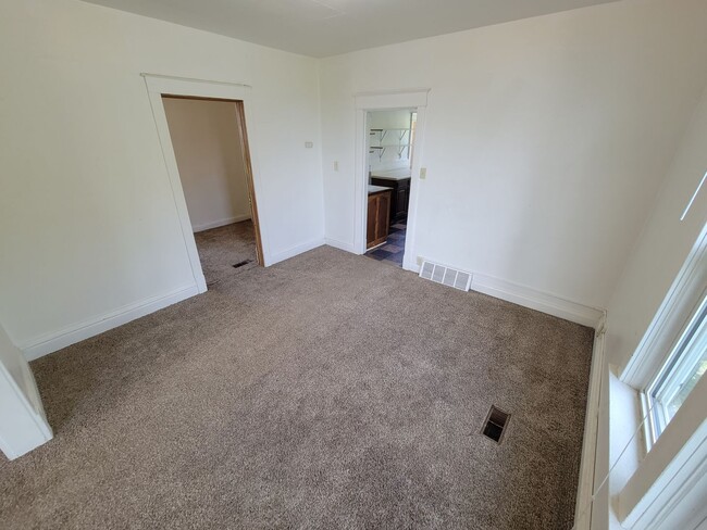Building Photo - AVAILABLE JULY - 3 BED 1 BATH
