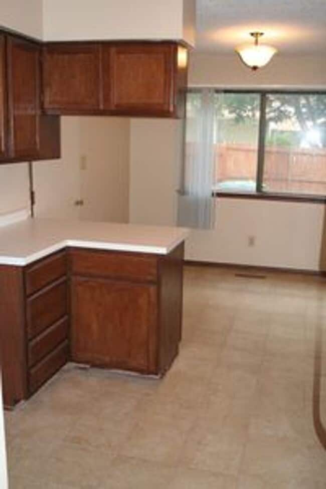 Building Photo - Large townhomne
